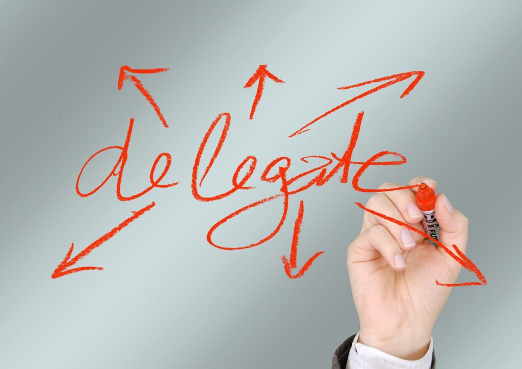 Comment gérer efficacement son administratif en tant que solopreneur ? Déléguer son administratif : quand et comment faire appel à une assistante virtuelle ?